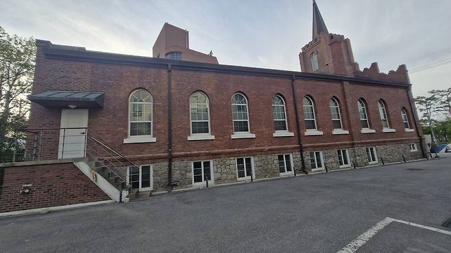 공주제일교회는 1902년 김동현 전도사,1903년 윌리안 B. 맥길 선교사, 1905년 로버트 A 샤프 목사와 사애리시 부부로 이어지면서 일제 강점기 미국 감리교의 충청지역 선교 기지 역할을 했다. 현재의 건물은 1931년 지어진 것으로 국가등록문화재 472호이다. 김재근 선임기자