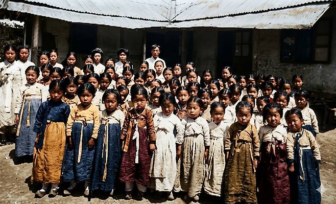 공주의 초가집 교회 앞에 선 여학생들. 교회는 선교는 물론 백성들에게 근대 교육을 가르치는 학교 역할도 담당했다. 사진=임연철 박사