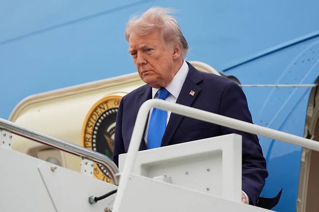 도널드 트럼프 미국 대통령이 25일(현지시간) 메릴랜드주 앤드류스 합동 기지의 에어포스원에서 내리고 있다. AP 뉴시스