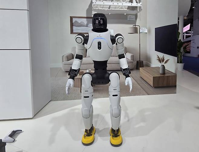 '차이나플라스 2026' 중국석유천연가스공사(CNPC) 부스에 있는 로봇. 사진=구자윤 기자