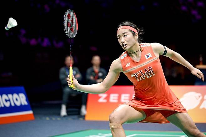 안세영이 12일(현지 시간) 중국 닝보 올림픽 스포츠 센터에서 열린 2026 아시아배드민턴선수권대회 여자 단식 결승에서 중국의 왕즈이와 경기를 펼치고 있다.뉴시스