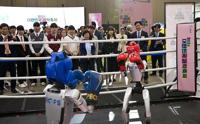 구혁채 과학기술정보통신부 제1차관과 김현 국회 과학기술정보방송통신위원회 간사, 김영식 국가과학기술연구회 이사장 등 참석자들이 지난 24일 경기도 고양시 일산서구 킨텍스 제1전시장에서 개막한 '2026 대한민국 과학축제'에 참석해 로봇 복싱쇼를 관람하고 있다. 과학기술정보통신부 제공