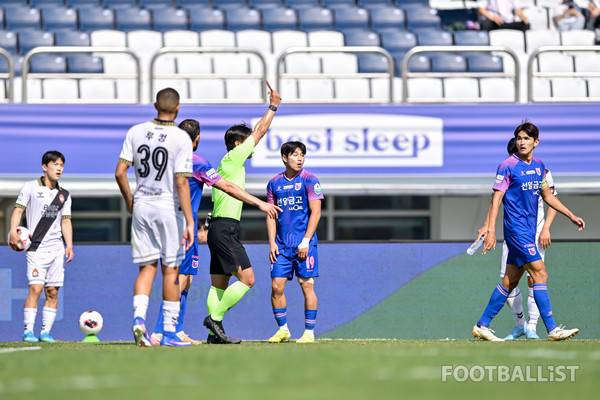 유효영 주심에게 퇴장명령을 받은 유재준(가운데). 서형권 기자