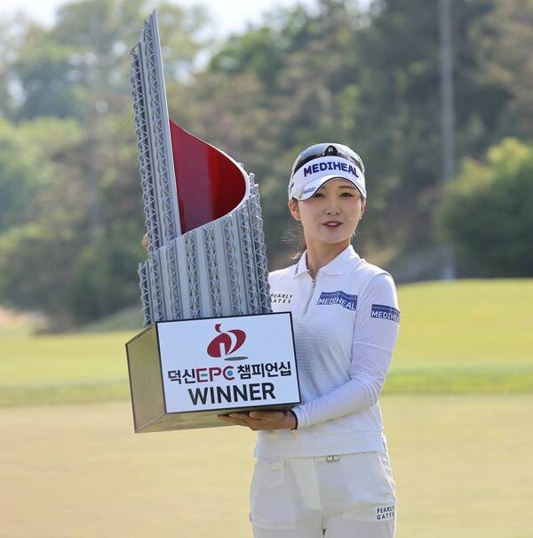 2026년 한국여자프로골프(KLPGA) 투어 덕신EPC 챔피언십 우승을 차지한 이예원 프로가 우승 트로피를 들고 기념 촬영하는 모습이다. 사진제공=KLPGA (사진을 무단으로 사용하지 마십시오.)