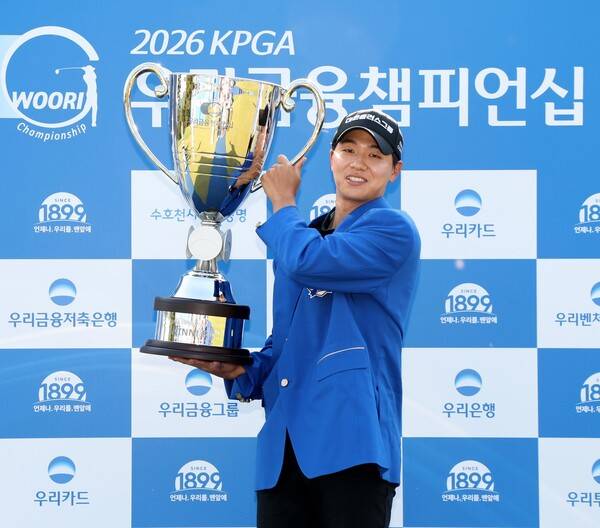 2026년 한국프로골프(KPGA) 투어 우리금융 챔피언십 우승을 차지한 최찬 프로가 우승 트로피를 들고 기념 촬영하는 모습이다. 사진제공=KPGA (사진을 무단으로 사용하지 마십시오.)