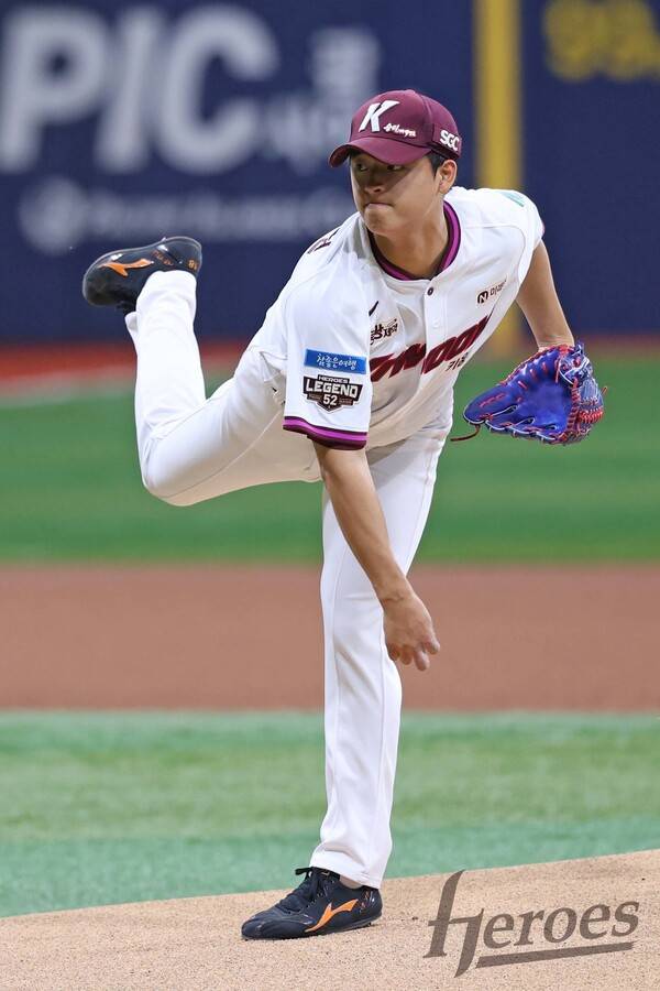 키움 히어로즈 박준현이 26일 서울 고척 스카이돔에서 열린 2026 KBO리그 삼성 라이온즈와 경기에 선발 등판해 공을 던지고 있다. 키움 히어로즈 제공