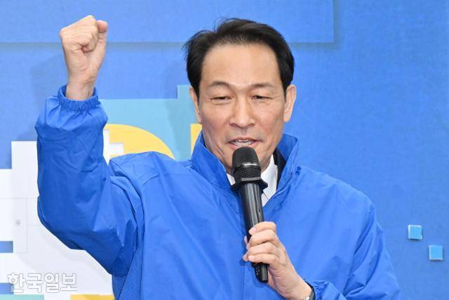 우상호 더불어민주당 강원도지사 후보가 23일 국회에서 열린 광역단체장 후보 연석회의에 참석해 지방선거 승리를 다짐하고 있다. 민경석 기자