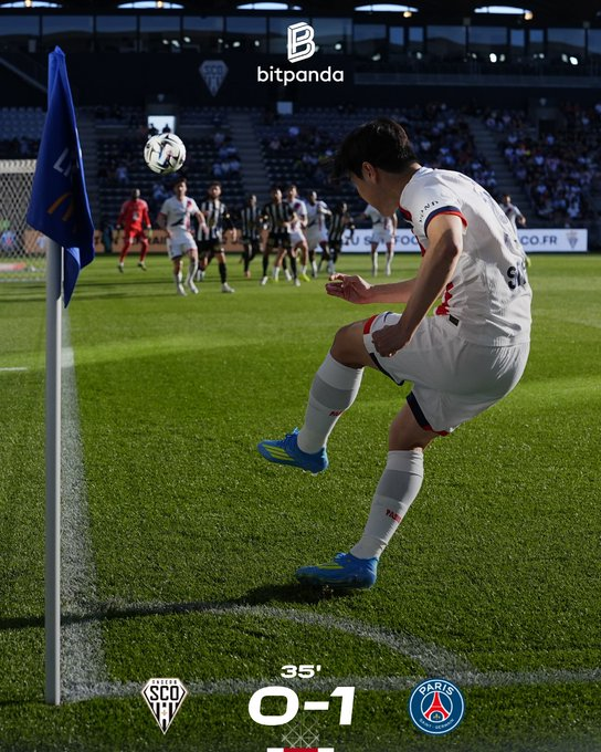 PSG 이강인이 26일 앙제와의 리그1 31라운드 중 코너킥을 시도하고 있다. 사진=PSG SNS