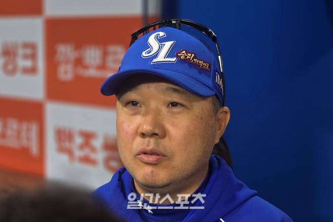 26일 박병호 은퇴식 경기에 앞서 '특별 패치'를 달고 나타난 박진만 삼성 감독. 고척=윤승재 기자