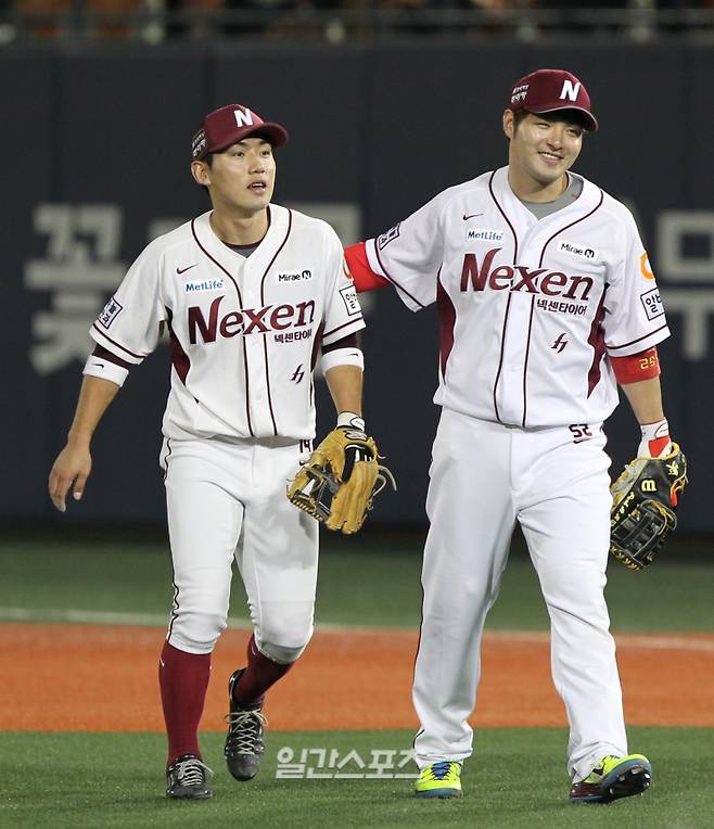프로야구 넥센 히어로즈-SK 와이번스의 시즌 마지막 경기가 17일 오후 목동야구장에서 열렸다. 7-2로 승리한뒤 넥센 서건창과 박병호가 기뻐하고있다.