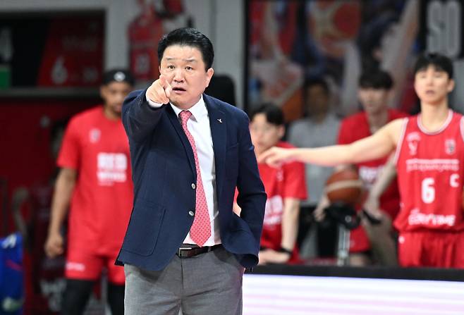 유도훈 정관장 감독이 26일 안양 정관장 아레나에서 열린 KCC와의 2025~26 LG전자 프로농구 4강 PO 2차전 중 코트를 지켜보고 있다. 사진=KBL