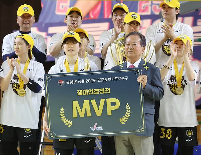 <yonhap photo-5569=""> MVP 허예은 (용인=연합뉴스) 홍기원 기자 = 26일 경기도 용인실내체육관에서 열린 여자프로농구 챔피언결정전 3차전 삼성생명 블루밍스와 KB스타즈의 경기에서 KB스타즈가 챔피언 자리에 올랐다. 챔피언결정전 MVP로 선정된 KB 허예은이 기념촬영을 하고 있다. 2026.4.26 xanadu@yna.co.kr/2026-04-26 16:44:50/ 연합뉴</yonhap>