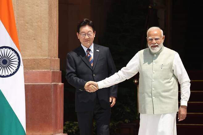 인도를 국빈 방문한 이재명 대통령이 지난 20일(현지시간) 나렌드라 모디 총리와의 정상회담에 앞서 뉴델리 대통령궁 광장에서 기념촬영을 하고 있다. 청와대사진기자단