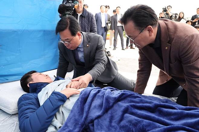 안호영 더불어민주당 의원의 단식 농성장 방문한 송언석 국민의힘 원내대표(왼쪽)와 ·유상범 국민의힘 원내수석부대표. 연합뉴스