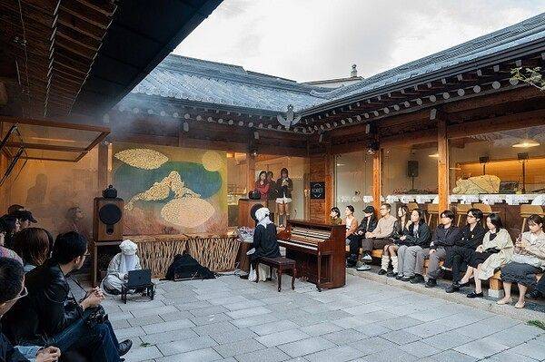 지난해 10월, 서울 종로구 서촌에서 열린 '에디션 서촌' 행사 장면. 지역 정체성을 바탕으로 젊은 아티스트·상업공간·브랜드를 엮은 로컬 아트위크 축제를 펼쳤다. 사진 어반플레이