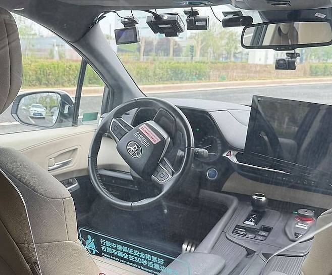 베이징 이좡 경제개발구에서 주행 중인 무인택시 포니ai(중국명 샤오마즈싱·小馬智行)의 운전석. 신경진 특파원