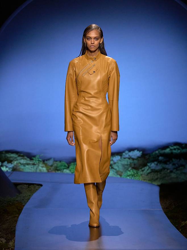 몸의 실루엣을 따라 앞에서부터 뒤까지 유려한 곡선으로 지퍼를 배치한 레더 드레스. 사진 에르메스