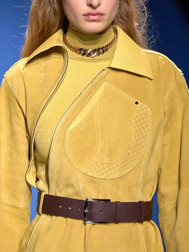 사선 디자인의 지퍼와 말 안장 모티프에서 영감받은 포켓을 단 코트. 사진 에르메스