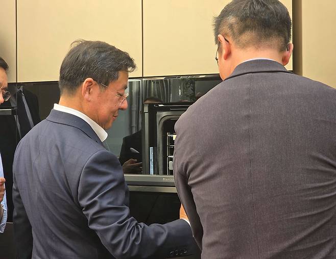 중국 가전업체 하이얼의 리화강 수석 부총재가 지난 21일(현지시간) 밀라노 디자인 위크에서 자사 부스를 방문해 전시 상황을 점검하고 있다. 김수민기자