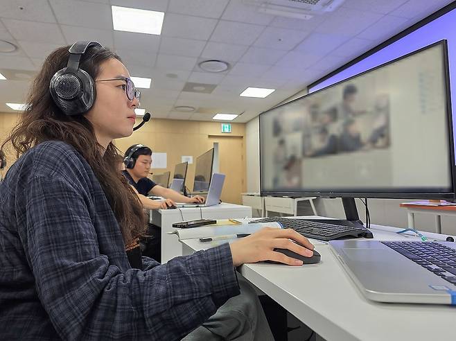 지난 18일 삼성전자 인재개발원(경기도 수원)에서 삼성전자 감독관이 삼성직무적성검사 응시자를 대상으로 예비 소집을 진행하는 모습. 사진 삼성전자