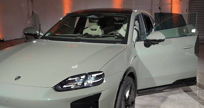 ‘카이엔 일렉트릭’과 ‘카이엔 쿠페 일렉트릭’에는 버튼 하나만으로 차량 전체 문을 안전하게 여닫을 수 있는 ‘전동식 도어’(Electric Door) 옵션이 채택됐다. 사진 포르쉐