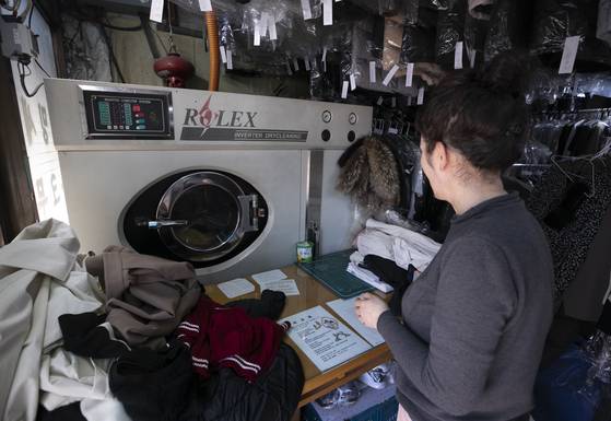 서울의 한 세탁소에서 주인이 드라이클리닝 세탁기를 작동하는 모습. 뉴스1