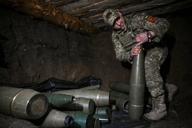 우크라이나군 제260 자포리자 독립 영토방위여단 소속 병사가 지난 9일(현지시간) 자포리자 지역 전선에서 러시아군을 향해 발사하기 전 D-20 곡사포용 152mm 포탄을 점검하고 있다. 로이터=연합뉴스