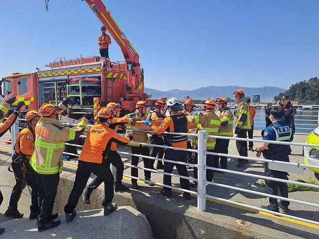 ▲ 26일 오전 9시 50분쯤 강릉시 견소동 안목항 테트라포드에서 60대 낚시객 A씨가 추락해 해경과 소방당국이 구조했다. 강원소방본부 제공