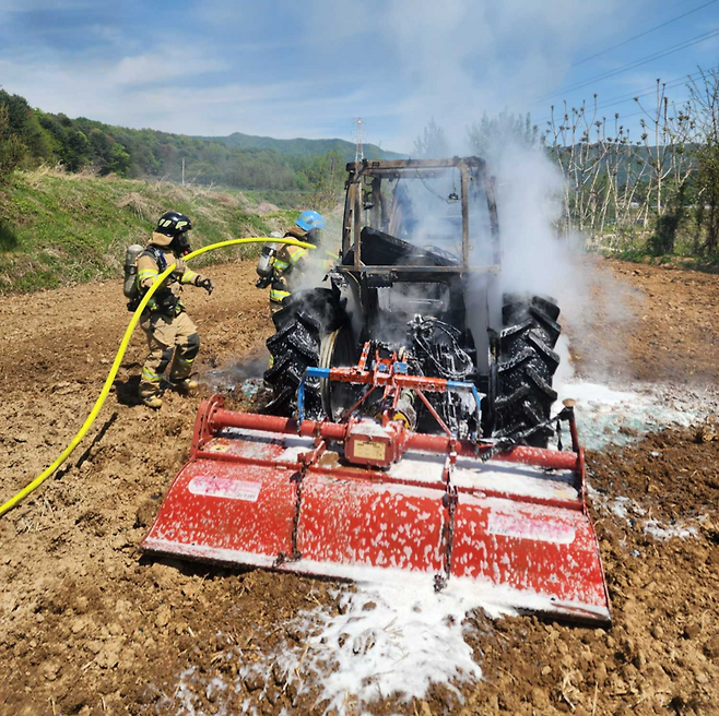 ▲ 26일 오전 11시 6분쯤 춘천시 신동면의 한 밭에서 트랙터에 불이 나 소방당국이 진압했다. 강원소방본부 제공