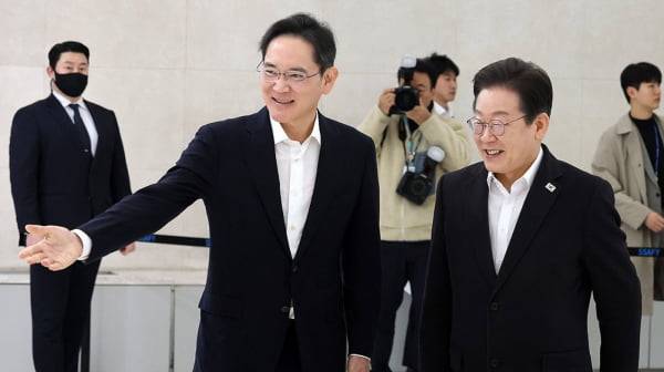 이재용 삼성전자 회장(왼쪽)이 2025년 3월 서울 강남구 멀티캠퍼스 역삼 SSAFY 서울캠퍼스에서 당시 더불어민주당 이재명 대표와 환담하기 위해 장소를 안내하고 있다. 연합뉴스