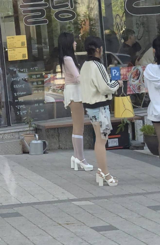 서울 언북초 인근 한 빌딩에 입주한 ‘엑셀 방송’ 스튜디오 앞에서 인터넷 방송 진행자(BJ)로 보이는 여성들이 서 있다. 독자 제공