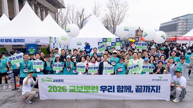 ‘2026 더 레이스 교보로런’ 마라톤 대회에 참가한 신창재 교보생명 회장. 사진=교보생명
