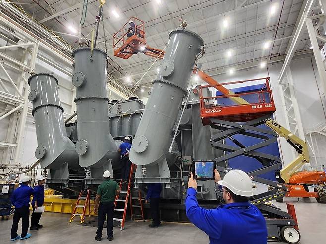 효성중공업 미국 멤피스 공장 직원들이 변압기 핵심 장치인 ‘부싱’을 525㎸짜리 변압기 본체에 연결하는 작업을 하고 있다. 사진=한국경제신문