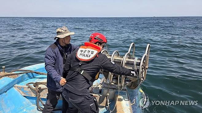 25일 오전 울산 동구 화암항에서 홀로 출항해 조업하던 70대 선장이 실종돼 해경이 수색 작업을 벌이고 있다. 연합뉴스