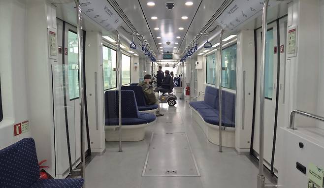 인천국제공항 자기부상열차가 좌석이 거의 빈 채 운행되고 있다. 지난 23일 용유도로 향하는 자기부상열차에는 겨우 17명이 탑승했다.