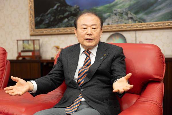 양재생 부산상공회의소 회장이 국제신문과의 인터뷰에서 앞으로의 계획과 추진 과제를 밝히고 있다.  부산상공회의소 제공