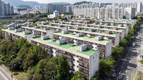 부산 해운대구 반여동 일대에서 정비사업이 활기를 띠며 주거지형이 크게 변화할 것으로 예상된다. 사진은 지난 22일 관리처분계획 인가가 고시된 왕자맨션 전경.  이원준 기자 windstorm@kookje.co.kr