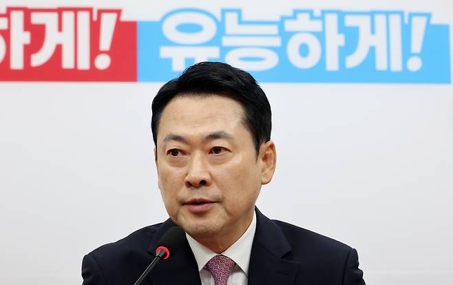 Jang Dong-hyeok, chair of the People Power Party, speaks during a briefing at the National Assembly on Friday, responding to questions on a motion calling for the dismissal of Unification Minister Chung Dong-young over allegations of an information leak, as well as other pending issues. (Yonhap)