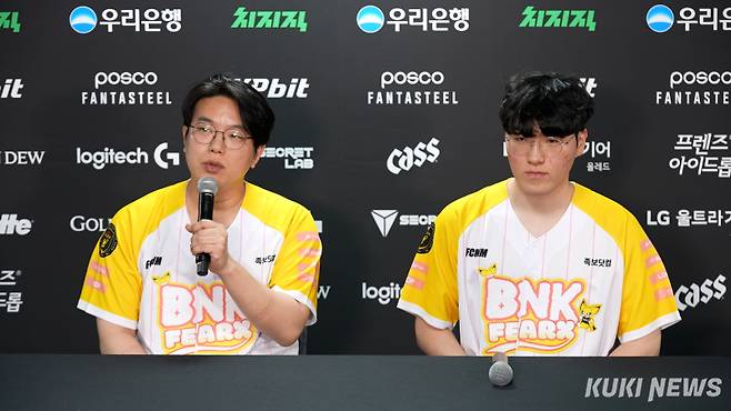 박준석(왼쪽) 감독이 26일 오후 5시 인천 인스파이어 아레나에서 열린 ‘2026 LCK’ 정규시즌 1라운드 T1과의 ‘T1 홈그라운드’ 경기에서 패한 뒤 기자회견에 임하고 있다. 쿠키뉴스