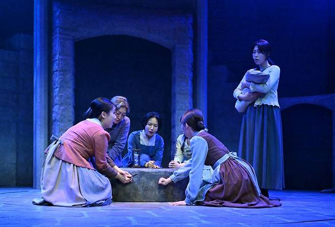 뮤지컬 ‘저항: 찬송이 된 사람들’의 한 장면. 신앙의 자유를 위해 갇힌 마리 뒤랑(가운데)이 콩스탕스 탑에 함께 갇힌 위그노 여성들과 저항의 의지를 다지고 있다. 신석현 포토그래퍼