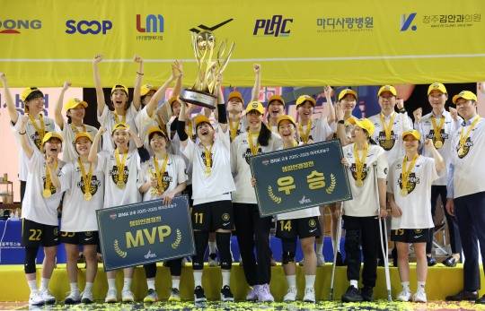 트로피 들어올린 KB스타즈. / 사진=연합뉴스