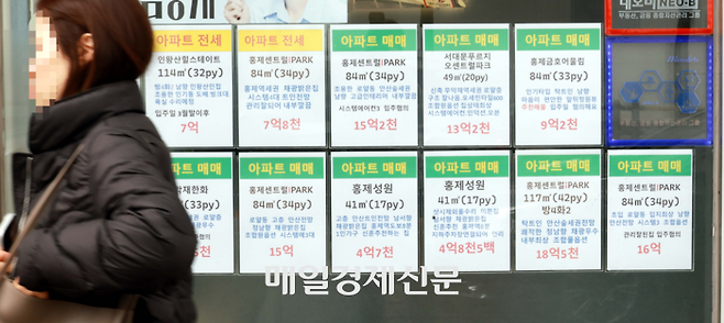 아파트 전세 매물이 40% 줄어들며 서울 전세난 우려가 커지고 있다. 사진은 서울 서대문구 한 부동산 중개업소에 전세 물건 구하는 안내문이 붙어 있는 모습. [김재훈 기자]