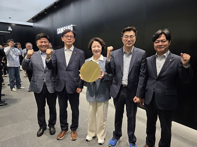 추미애(가운데) 더불어민주당 경기도지사 후보가 24일 경기 평택 삼성전자 평택캠퍼스를 방문, 참석자들과 기념촬영을 하고 있다. [추미애 캠프]