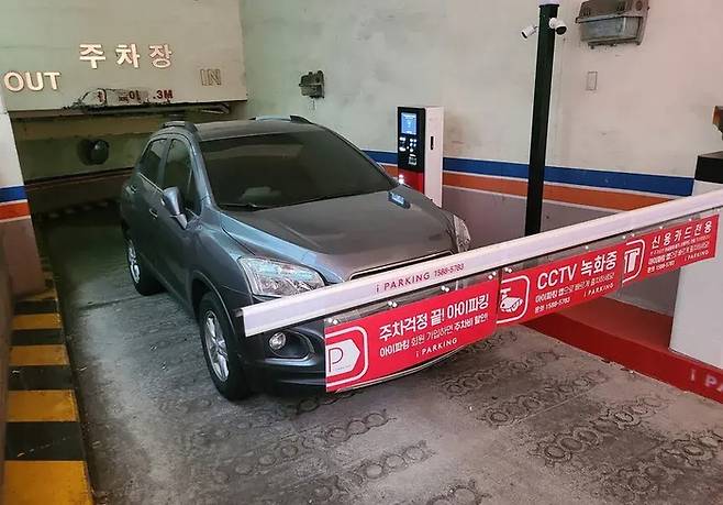 지하주차장 입구를  막아선 차량 모습. [연합뉴스]