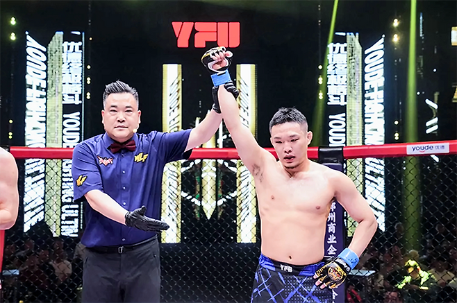 코리안좀비MMA 오세원이 2026년 4월 입식타격기 빅리그 우린펑(WLF)의 종합격투기 부문 유더중지거더우(YFU) 93 플라이급 시합 승리 선언을 받고 있다. 코리안좀비MMA는 UFC 페더급 타이틀전 출신 정찬성 관장이 지도한다. 사진=武林风
