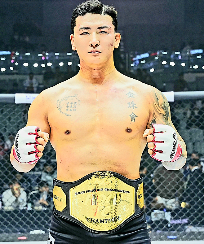 초대 로드FC 헤비급 챔피언 김태인이 2026년 3월 서울특별시 중구 장충체육관 특설 케이지에서 타이틀 1차 방어 성공 기념 촬영을 하고 있다. 사진=세계격투스포츠협회