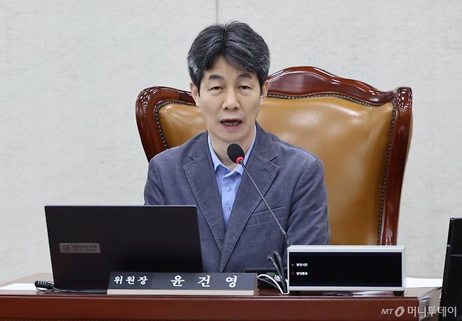 (서울=뉴스1) 김도우 기자 = 9일 서울 여의도 국회에서 열린 정치개혁특별위원회 공직선거법 및 지방선거구제 개편심사소위원회에서 윤건영 소위원장이 회의를 진행하고 있다. 2026.4.9/뉴스1  Copyright (C) 뉴스1. All rights reserved. 무단 전재 및 재배포,  AI학습 이용 금지. /사진=(서울=뉴스1) 김도우 기자