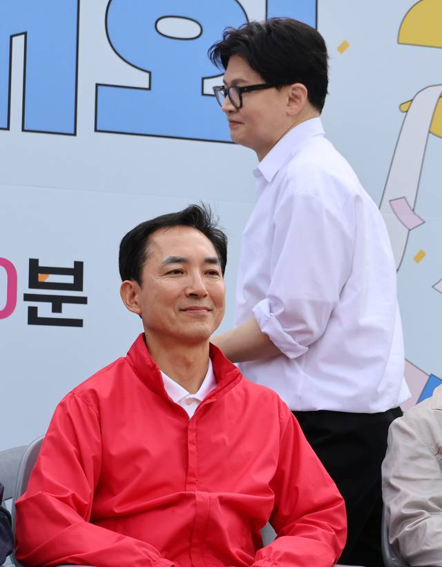 부산 북갑 국회의원 보궐선거에서 국민의힘 공천을 바라는 박민식 전 국가보훈부 장관과 무속소 출마를 공식화 한 한동훈 전 국민의힘 대표가 26일 부산 구포초에서 열린 동문회 운동회에 참석해 있다. 연합뉴스