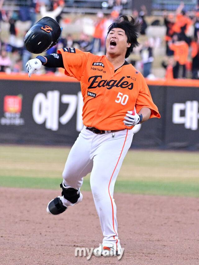 2026년 3월 28일 오후 대전 한화생명볼파크에서 열린 ‘2026 신한 SOL KBO리그' 개막전 키움 히어로즈와 한화 이글스의 경기. 한화 강백호가 연장 11회말 끝내기 안타를 치며 10-9 승리한 뒤 기뻐하고 있다./마이데일리