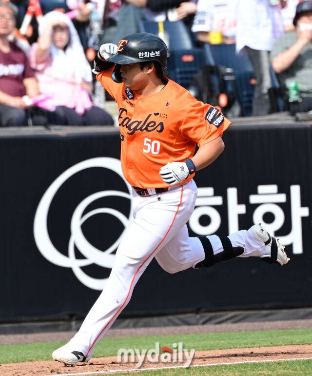 2026년 3월 29일 오후 대전 한화생명볼파크에서 열린 ‘2026 신한 SOL KBO리그' 키움 히어로즈와 한화 이글스의 경기. 한화 강백호가 3회말 무사 1루서 2점 홈런을 친 뒤 그라운드를 돌고 있다./마이데일리